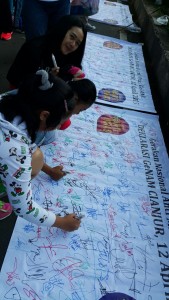 warga cianjur membubuhkan tanda tangan dukungan kepada GeNAM Chapter Cianjur