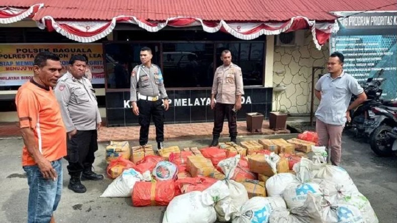 Razia Miras di Ambon, Polisi Temukan 1.000 Liter Sopi Tak Bertuan dalam Angkot