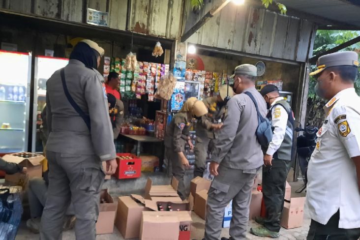 Satpol PP Sita Ratusan Botol Miras dari Warung Kelontong di Gunung Sindur Bogor