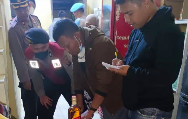 Polres Padangsidimpuan Razia Miras di Kafe, Ratusan Botol Diamankan