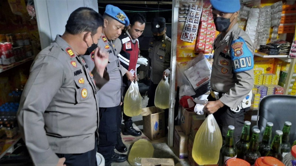 Polres Gorontalo Amankan Ratusan Botol Miras dan Pasangan Bukan Suami Istri