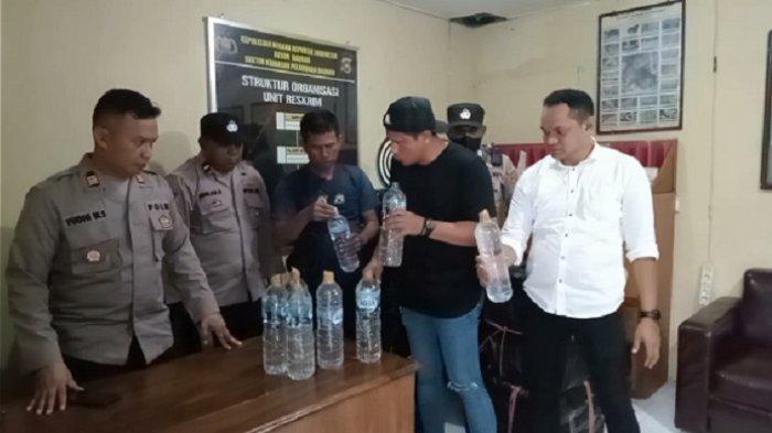 Polisi di Pelabuhan Murhum Baubau Gagalkan Penyelundupan Ratusan Botol Miras asal Manado